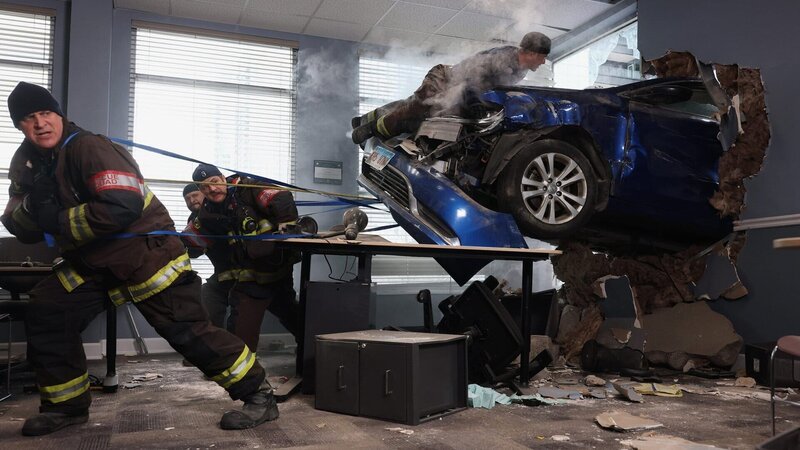 Alle müssen mitanpacken, v.li.: Randy Flagler als Capp, Joe Minoso als Joe Cruz, Anthony Ferraris als Tony, Taylor Kinney als Kelly Severide – Bild: NBC /​ SRF