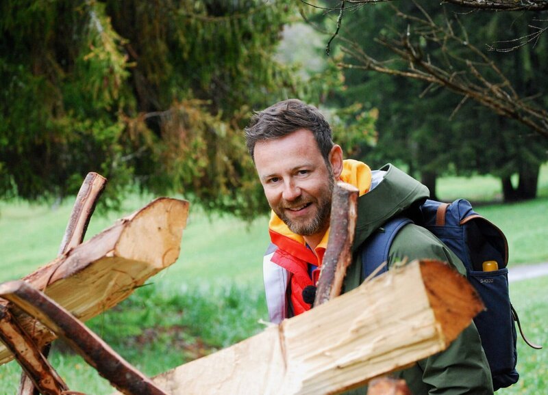 SRF bi de Lüt Wunderland – Derborence/​Diablerets VS/​VD Staffel 5, Episode 5 Nik Hartmann baut einen Schrägzaun – Bild: SRF/​Rebecca Dütschler