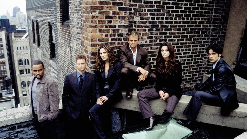 V.l.: Hill Harper (Dr. Sheldon Hawkes), Gary Sinise (Det. Mack „Mac“ Taylor), Melina Kanakaredes (Stella Bonasera), Carmine Giovinazzo (Danny Messer), Vanessa Ferlito (Aiden Burn) and Eddie Cahill (Det. Don Flack) – Bild: Timothy White/​CBS