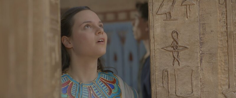 Darius (Louis Martino) und Theo (Eloise Little) finden den Djed-Stein, der geheimnisvolle Kräfte besitzt. – Bild: ZDF/​Cottonwood Media/​ZDF Studios
