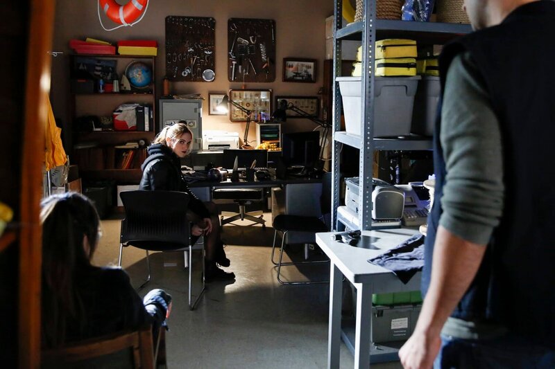 Ein Laden für Bootszubehör scheint das Vertriebszentrum der Drogenschmuggler zu sein, weshalb sich Ellie Bishop (Emily Wickersham, M.) dem Besitzer unter dem Pseudonym „Charlie“ als potentielle Dealerin vorstellt. – Bild: MMXVI by CBS Studios Inc.All rights reserved