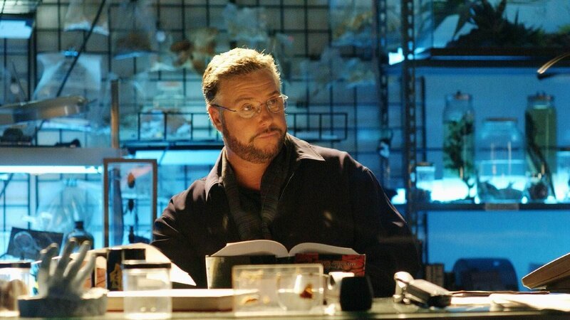 Gil Grissom (William Petersen) ist dem Geheimnis des toten Mörders auf der Spur. – Bild: TVNOW /​ CBS
