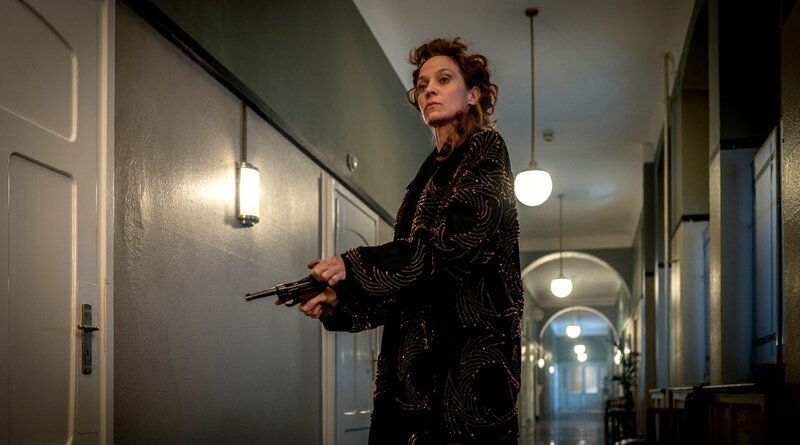 Spionin für das Deutsche Reich: Gräfin Ilse von Hausner (Jeanette Hain) – Bild: SRF/​ARD Degeto/​Amalia Film/​Contrast Filmproduktion/​Pascal Mora