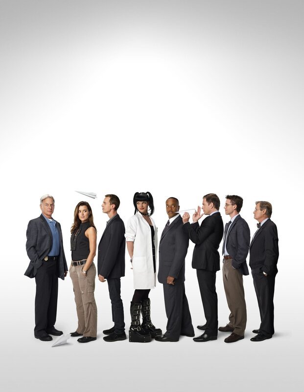 (10. Staffel) – Die Mitglieder des Naval Criminal Investigation Service: Leon Vance (Rocky Carroll, 4.v.r.), Tim McGee (Sean Murray, 3.v.l.), Dr. Donald Mallard (David McCallum, r.), Anthony DiNozzo (Michael Weatherly, 3.v.r.), Abby Sciuto (Pauley Perrette, 4.v.l.), Leroy Gibbs (Mark Harmon, l.), Ziva David (Cote de Pablo, 2.v.l.) und Jimmy Palmer (Brian Dietzen, 2.v.r.) … – Bild: CBS Television Lizenzbild frei