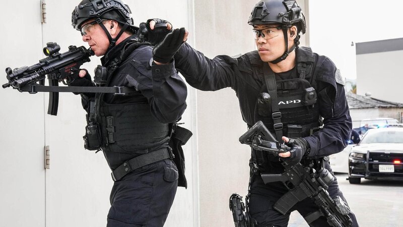 S.W.A.T. Sergeant Stevens (Otis Gallop, l.) und Victor Tan (David Lim) – Bild: Sony Pictures Television Inc. and CBS Studios Inc.