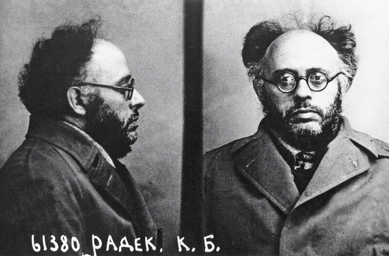 Im zweiten Moskauer Schauprozess 1937 wurde Karl Radek als vermeintlicher Trotzki-Anhänger und Verräter zu zehn Jahren Lagerhaft verurteilt. – Bild: phoenix/​MDR/​Galerie Bilderwelt