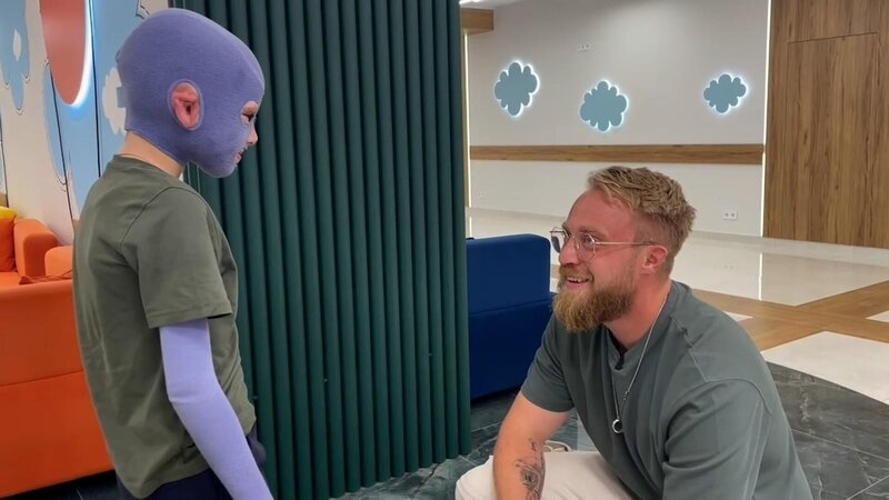 Jonathan Vinke trifft einen von ihm transportierten Patienten wieder. – Bild: RTL /​ TVN FACTUAL ENTERTAINMENT /​ Drei Jahre Krieg, zwei Menschen, ein Ziel: Frieden in der Ukraine