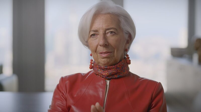 Politik und Wirtschaft sind keine reine Männerdomäne mehr. EU-Kommissionspräsidentin Ursula von der Leyen und Christine Lagarde, die Präsidentin der Europäischen Zentralbank, sind die beiden mächtigsten Frauen der EU. Was hat sie geprägt und was treibt sie an? Mit welchen Mitteln setzen sich Frauen durch? Wie gelingt der Aufstieg? – Die Präsidentin der Europäischen Zentralbank Christine Lagarde im Interview. – Bild: rbb/​LOOKSfilm/​Johannes Straub