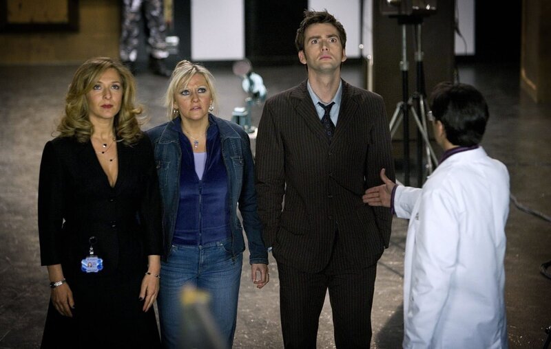 Werden sie gegen die Cybermen vorgehen können? Yvonne (Tracy-Ann Oberman, l.), „Der Doktor“ (David Tennant, 2.v.r.), Dr. Rajesh Singh (James Raji, r.) und Jackie (Camille Coduri, 2.v.l.) … – Bild: port.hu