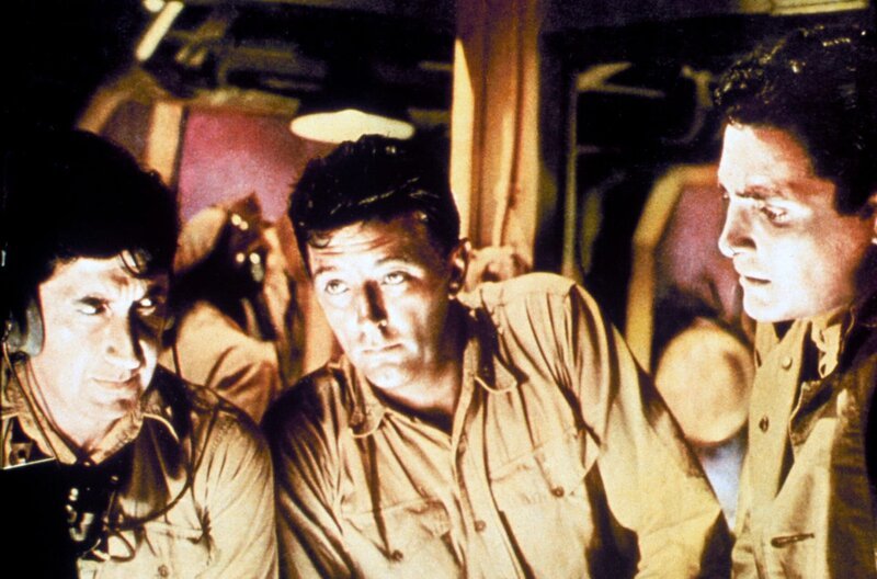 Captain Murrell ( Robert Mitchum, Mi.) und Lieutenant Ware (David Hedison, re.) versuchen, den Funkspruch abzuhören Es wude ein feindliches U-Boot geortet. – Bild: 1957 Twentieth Century Fox Film Corporation (renewed 1985) Captain Murrell ( Robert Mitchum, Mi.) und Lieutenant Ware (David Hedison, re.) versuchen, den Funkspruch abzuhören Es wude ein feindliches U-Boot geortet. – Bild: 1957 Twentieth Century Fox Film Corporation (renewed 1985)