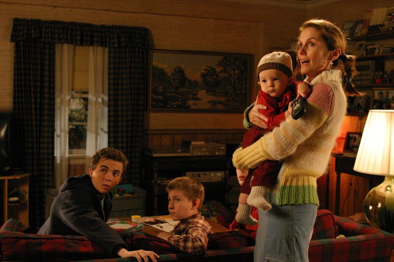 Als Malcolm (Frankie Muniz, l.) mit Dewey (Eric Per Sullivan, 2.v.l.) und Polly (Julie Hagerty, r.) zum Einkaufen fährt, stoppen sie kurz bei Pollys Ex-Freund um etwas zu erledigen … – Bild: ViacomCBS