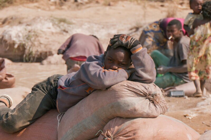 NZZ Format Kinderarbeit fürs Klima – Der umstrittene Kobalt-Abbau in Kongo Erschöpftes Kind – Bild: SRF/​NZZ Format
