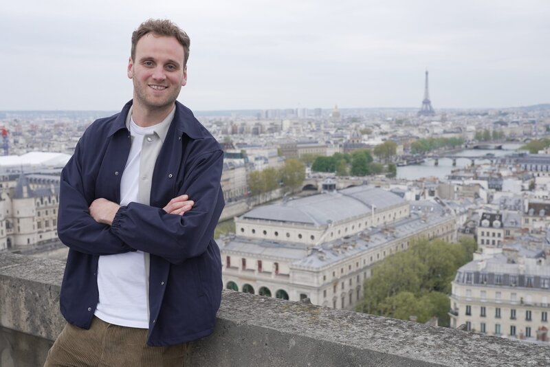 „Terra X“-Moderator Leon Windscheid in einer seiner Lieblings-Weltstädte: Paris. – Bild: ZDF und Gunnar Mergner