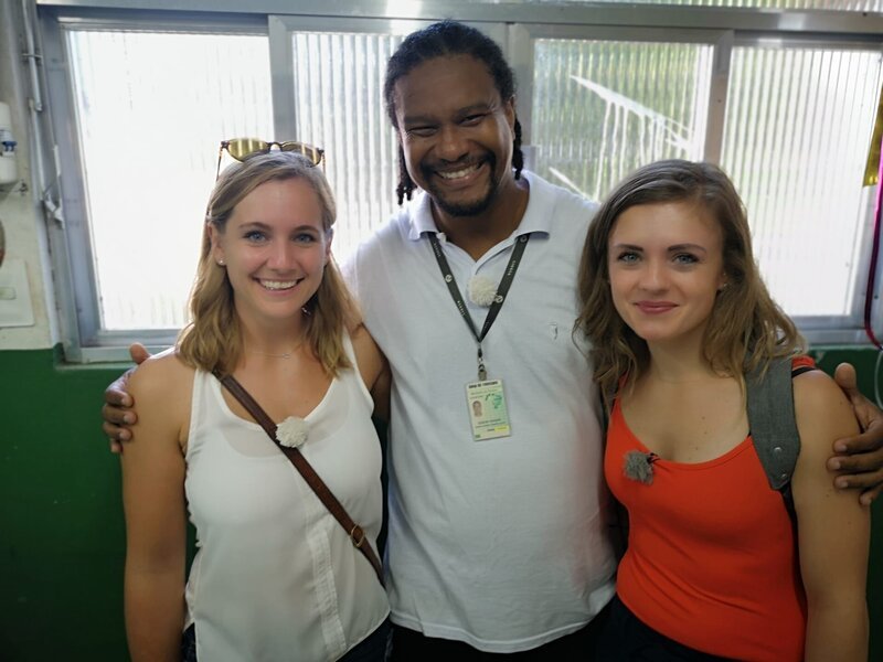 Rio de Janeiro in Brasilien. Die Passagierinnen Lisa Forster (links) und Christine Spindler machen mit ihrem Guide Edson einen Ausflug in die Favela. – Bild: Andrea Wörle /​ BR, Bewegte Zeiten Filmproduktion GmbH
