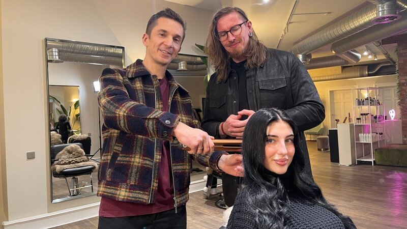 Geföhnt, gelockt, gefärbt oder zum Beispiel mit einem Glätteisen gestylt – „PUR+“-Moderator Eric Mayer testet Haare. Was müssen die Haare beim Färben oder bei der Dauerwelle aushalten? Unterstützt wird er von Haar-Influencer Tom Hannemann. – Bild: ZDF und Sandra Palm