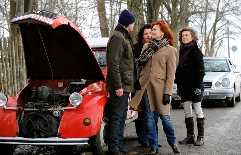 Bayerisches Fernsehen DAHOAM IS DAHOAM, FOLGE 694, „Abgeschleppt“, am Montag (28.03.11) um 19:45 Uhr. Gerade als Bamberger mit seiner Ente liegen bleibt, kommen die Landfrauen vorbei. Von links: Roland Bamberger (Horst Kummeth), Monika Vogl (Christine Reimer), Landfrau Gabi (Manuela Furtner) und Landfrau Katharina (Martha Hoffmann). Weitere Bilder finden Sie unter www.br-foto.de. – Bild: BR/​Marco Orlando Pichler