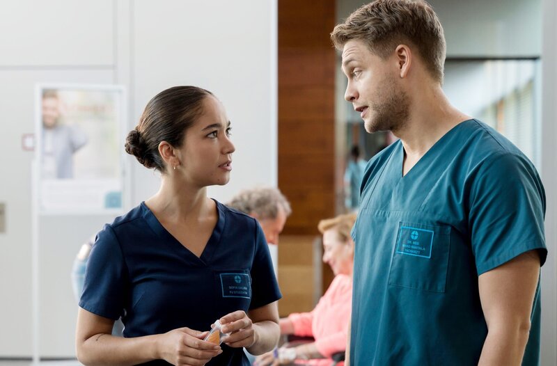 Sofia (Olivia Papoli-Barawati, l.) und Mikko (Luan Gummich, r.) besprechen den weiteren Behandlungsverlauf ihrer Patientin. – Bild: ARD/​Jens-Ulrich Koch