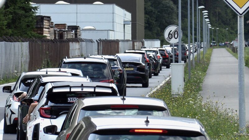 Die Folge der Staus auf der Autobahn: Verkehrsteilnehmer weichen über die Hauptstraße aus. – Bild: ZDF und SRF/tothepointfilm Die Folge der Staus auf der Autobahn: Verkehrsteilnehmer weichen über die Hauptstraße aus. – Bild: ZDF und SRF/tothepointfilm