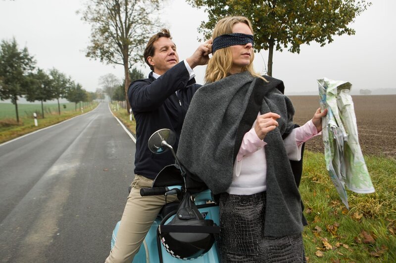 Blinde Kuh der besonderen Art: Eva (Lisa Martinek) erklärt Rainer (Thomas Heinze), dass sie das Versteck der Entführer mit Hilfe ihres Gehörs wiederfinden will. – Bild: ZDF und Daniela Incoronato Blinde Kuh der besonderen Art: Eva (Lisa Martinek) erklärt Rainer (Thomas Heinze), dass sie das Versteck der Entführer mit Hilfe ihres Gehörs wiederfinden will. – Bild: ZDF und Daniela Incoronato