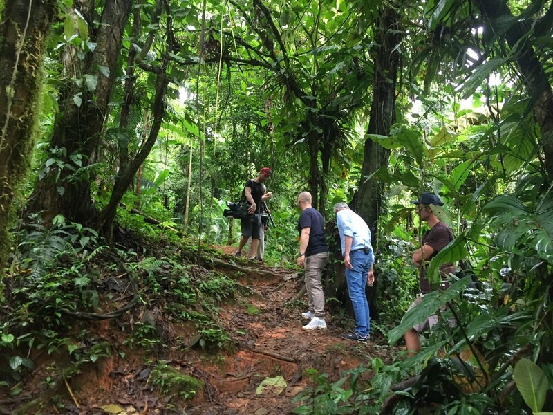 Ilha Grande in Brasilien. Reiseleiter Bernd Wallisch und Restauranttester Christian Rach wollen heute tief in die Kultur und das Leben der Ureinwohner Brasiliens eintauchen und besuchen das indigene Volk der Guaranis auf dem brasilianischen Festland. – Bild: André Goerschel /​ BR, Bewegte Zeiten Filmproduktion GmbH