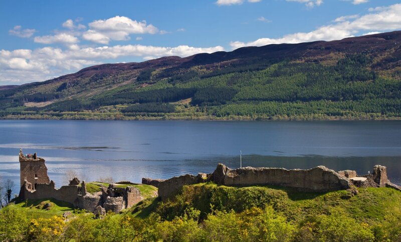 Burgruine Urquhart mit Blick auf Loch ness – Bild: Juergen Schonnop