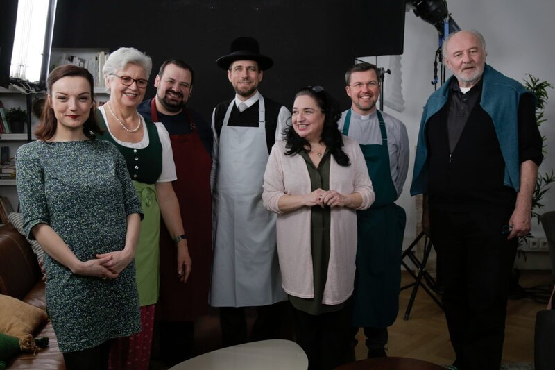 Teresa Imre, Sissy Sonnleitner, Ramazan Demir, Schlomo Hofmeister, Maria Happel, Johannes Freitag und Lojze Wieser. – Bild: ORF/​Metafilm