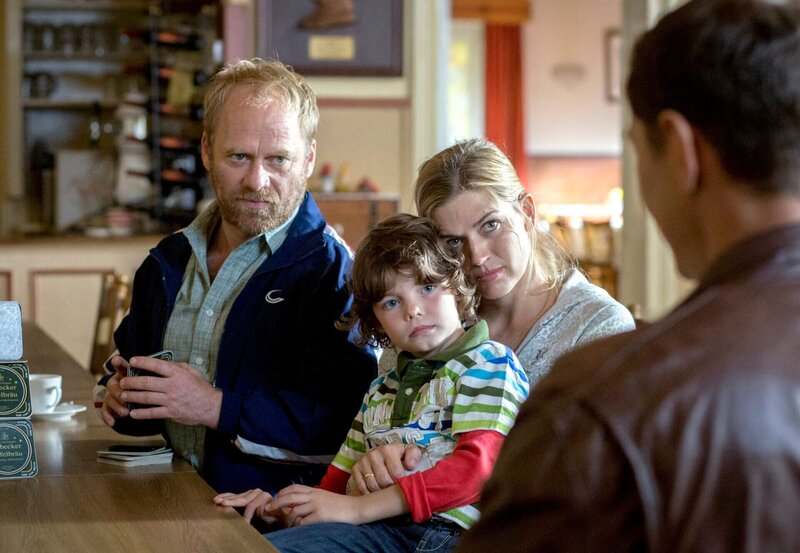 MDR Fernsehen MORDEN IM NORDEN FOLGE 18, „Der Pudelkaiser“, am Montag (11.05.15) um 22:50 Uhr. Am Strand von Travemünde wurde die Leiche von Björn Aufderheide gefunden. Er hat das Wochenende mit seinem Kegelclub im Hotel Strandidylle verbracht. Finn Kiesewetter (Sven Martinek, r.) verhört das Ehepaar Westerbeck, das mit seinem hyperaktiven Sohn Ole da ist und scheinbar Geheimnisse hat. V.l.n.r. Andreas Westerbeck (Rainer Strecker), Katrin Westerbeck (Nina Bott) und Ole Westerbeck (Malon Stahlhut). – Bild: MDR/​Georges Pauly