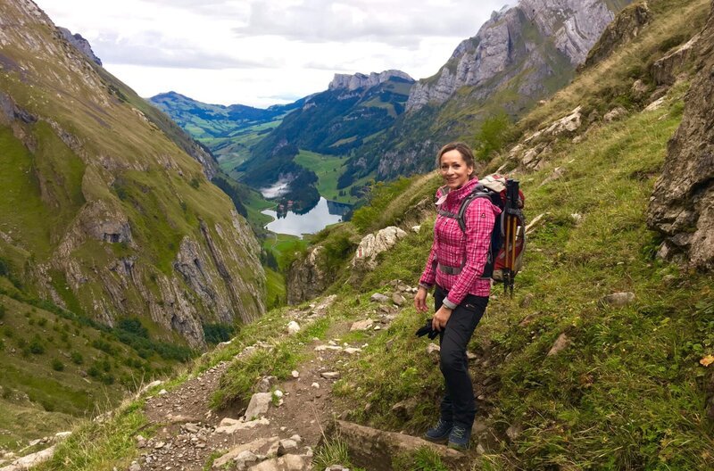 Eine Wanderung von Hütte zu Hütte: Tamina Kallert genießt das Appenzeller Land und die beindruckende Natur hoch oben in den Schweizer Bergen. – Bild: BR/​WDR/​Elke Haake