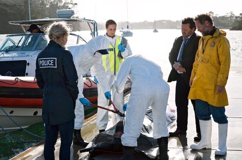 Ein neuer Fall für Detective Mike Shepherd (Neill Rea, 2 v. re.) und Pathologin Gina (Cristina Serban Ionda, hinten Mitte). Rechts: Dominic Nichol (Phillip Spencer Harris). – Bild: ARD/​Alll3Meida International