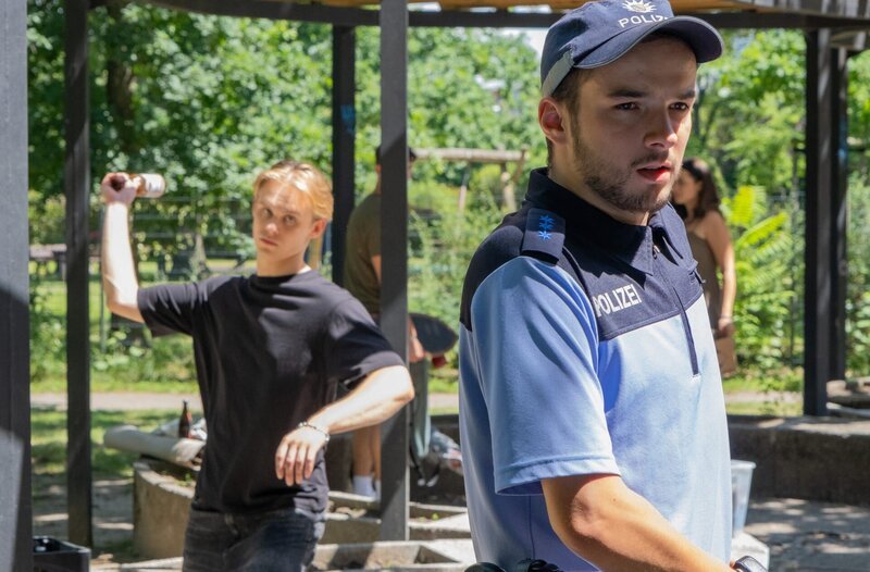 Jonas Heilmann (Anthony Petrifke, re.) wird von Marcel Meurer (Fynn Stelter) attackiert. – Bild: MDR/​Saxonia Media/​Sebastian Kiss