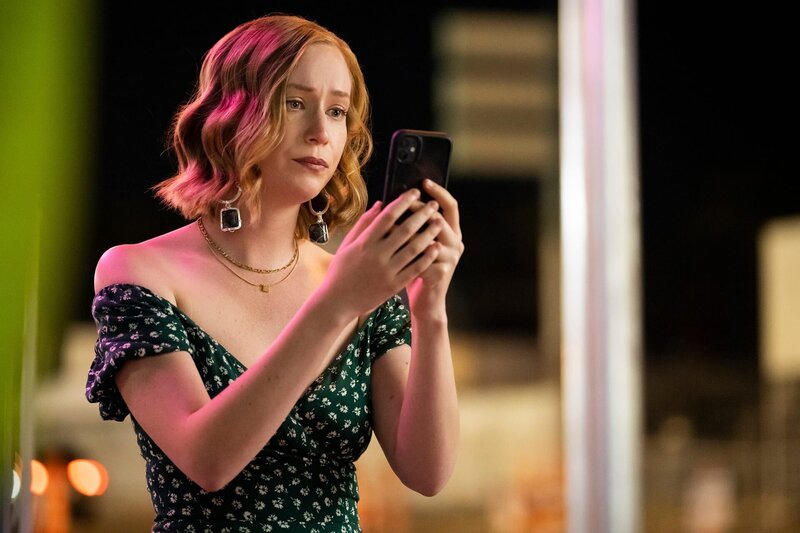 Ava (Hannah Einbinder) versucht DJ von einer impulsiven Entscheidung abzubringen, doch als alles nichts hilft, schaltet sie Deborah per Video-Call dazu. – Bild: ZDF