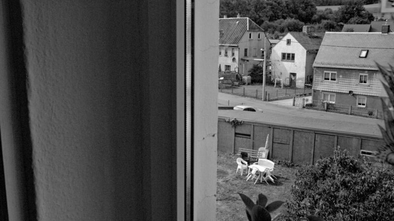 Fotografische Momentaufnahmen, die den Blick darauf richten, was es bedeutet isoliert zu sein – in einer Zeit, wo man auf Trost und Hilfe angewiesen ist. – Bild: MDR/Sebastian Mez Fotografische Momentaufnahmen, die den Blick darauf richten, was es bedeutet isoliert zu sein – in einer Zeit, wo man auf Trost und Hilfe angewiesen ist. – Bild: MDR/Sebastian Mez