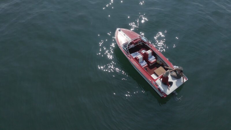 Gespräch mit „Bouviers Geheimwaffe“: Vor „Bond-würdiger“ Kulisse trifft Reporterin Sydney Lima auf die Kunstexpertin Sixtine Crutchfield. – Bild: ZDF und Vice Media