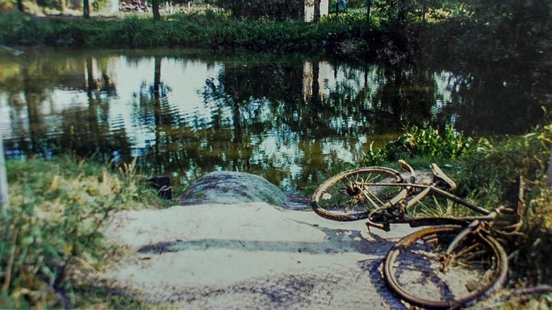 Beim Schwimmen in einem See bei Oberwellenborn entdecken Kinder ein Fahrrad. Kommissar Möller ist überzeugt: Es wurde bewusst ins Wasser geworfen. – Bild: ZDF und Polizei Saalfeld