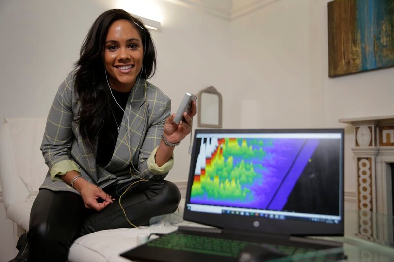 Die ehemalige Fußballspielerin und heutige Fernsehmoderatorin Alex Scott ist die Presenterin die Dokumentation. – Bild: Marco Cervi /​ BBC Studios, BR