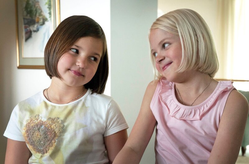 Onneli und Anneli sind beste Freundinnen – und genervt von ihren Familien. Als sie einen Umschlag voll Geld auf der Straße finden, können sie erst gar nichts damit anfangen. Doch dann verkauft ihnen die schräge Frau Mrs. Rosenbaum ein Haus. Ein Traumhaus! Endlich haben die beiden Mädchen einen Platz nur für sich alleine, der nur auf sie gewartet zu haben scheint.  Kuvassa Aava Merikanto (Onneli) ja Lilja Lehto (Anneli) – Bild: MDR/​Jolle Onnismaa