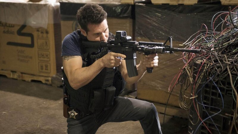 Im Versteck der Waffenschmugler kommt es zu Schießerei. Antonio Dawson (Jon Seda) hat den Kontakt zum Kollegen verloren … – Bild: RTL/​NBC Studios