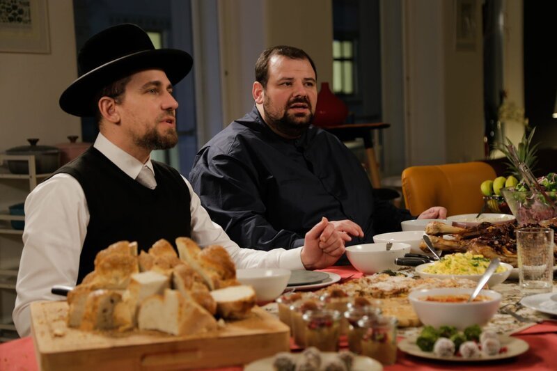 Schlomo Hofmeister und Ramazan Demir beim gemeinsamen Essen. – Bild: ORF/​Metafilm