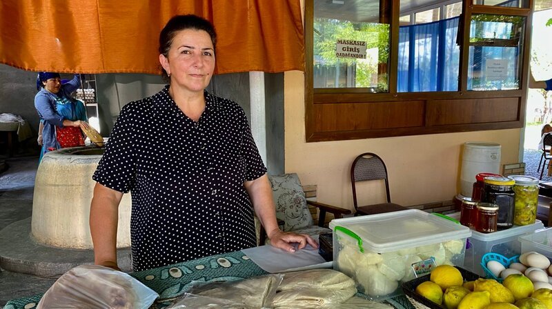 Leyla Subhajeva hat die Tandir-Straßenbäckerei vor 15 Jahren gegründet. – Bild: NDR/ARTE/TELLUX-Film GmbH/Till L Leyla Subhajeva hat die Tandir-Straßenbäckerei vor 15 Jahren gegründet. – Bild: NDR/ARTE/TELLUX-Film GmbH/Till L