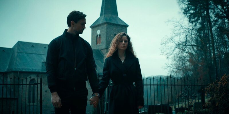 Fabian (August Wittgenstein) und Tanja (Lou Strenger) auf dem Friedhof von Höllgrund. – Bild: SWR/​Studio Zentral