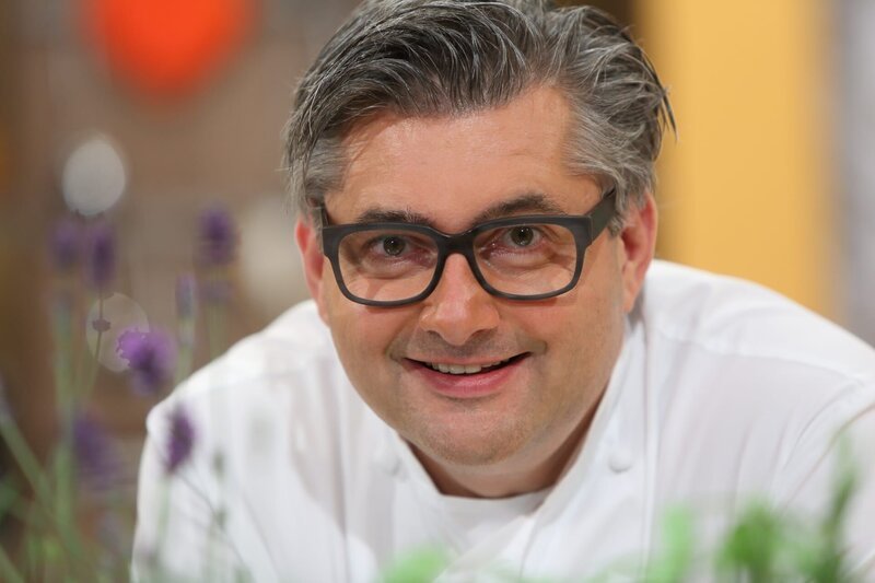 Der niederbayerische Spitzenkoch Hans Jörg Bachmeier. – Bild: Sessner /​ BR