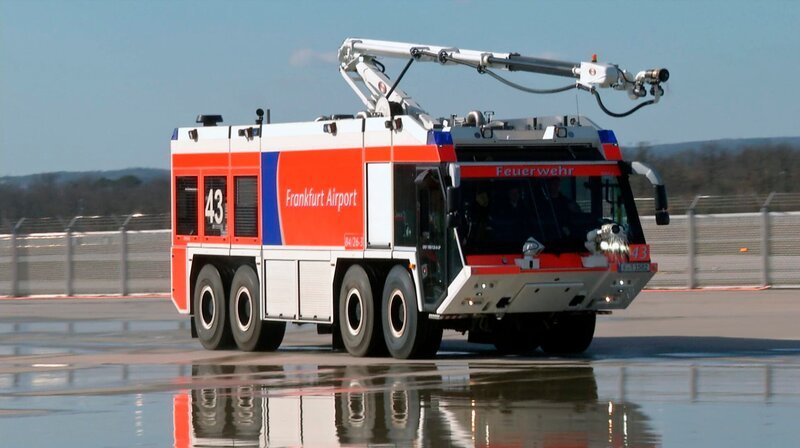 Das Notfallteam des Frankfurter Flughafens. – Bild: HR/​Andreas Graf