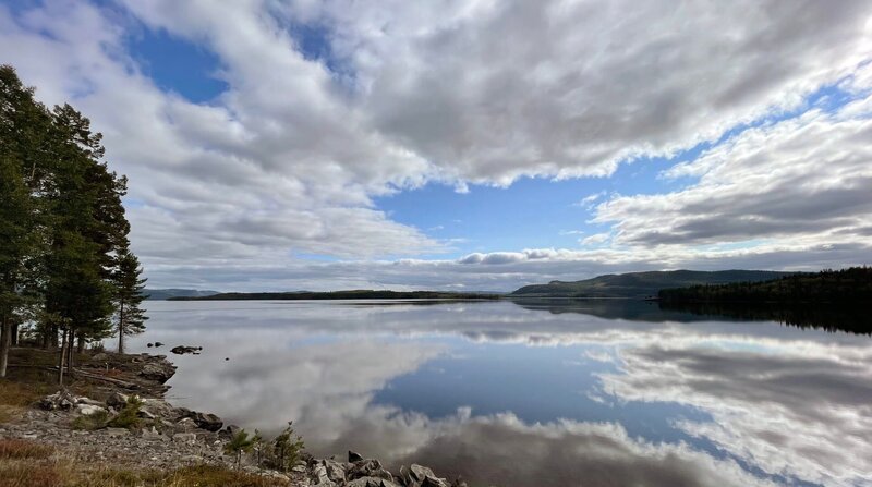 Im Jämtland gibt es unzählige klare Seen. – Bild: BR/​NDR/​Tatjana Reiff/​Tatjana Reiff