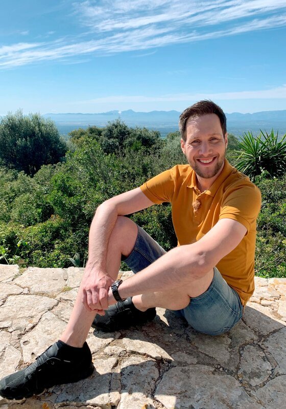 Sven Kroll auf dem Puig de Randa, dem höchsten Berg im Landesinneren Mallorcas – Bild: SWR/​Bavaria Entertainment GmbH