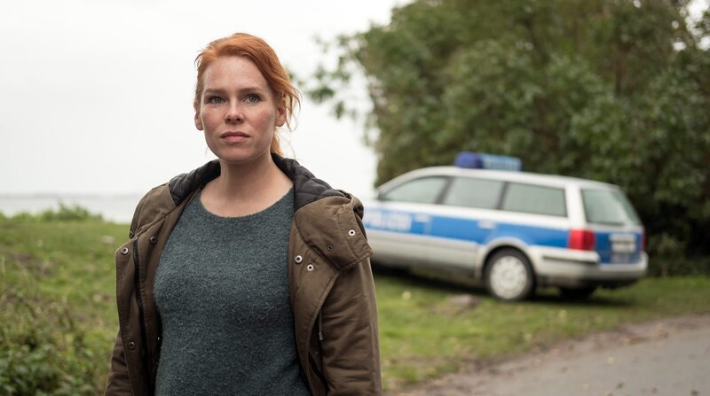 Findet Lona Vogt (Henny Reents) die richtige Spur? – Bild: ARD Degeto/​BR/​NDR/​Gordon Timpen/​Gordon Timpen