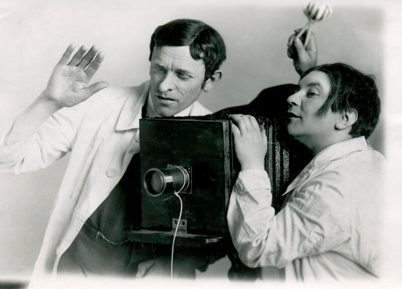 Im Photoatelier: Ein Fotograf muss für drei Tage verreisen. Sein Gehilfe (Karl Valentin, links) und der Lehrbub (Liesl Karlstadt, rechts) sollen ihn vertreten. Weiteres Bildmaterial finden Sie unter www.br-foto.de. – Bild: BR/Der Filmverleih GmbH/Telepool GmbH/Picasa/Der Filmverleih GmbH Im Photoatelier: Ein Fotograf muss für drei Tage verreisen. Sein Gehilfe (Karl Valentin, links) und der Lehrbub (Liesl Karlstadt, rechts) sollen ihn vertreten. Weiteres Bildmaterial finden Sie unter www.br-foto.de. – Bild: BR/Der Filmverleih GmbH/Telepool GmbH/Picasa/Der Filmverleih GmbH