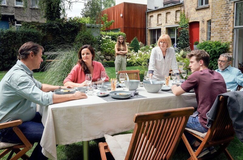 Charlotte Baumgart hat die Familie zum Versöhnungsessen eingeladen, doch die Stimmung ist nicht ganz ungetrübt. Im Bild (v.l.n.r.): Kinderarzt Dr. Christoph Lenz (Sven Martinek), Dr. Susanne Mertens (Elisabeth Lanz), Luisa Mertens (Lilly Wiedemann), Charlotte Baumgart (Ursela Monn), Jonas Mertens (Lennart Betzgen), Prof. Georg Baumgart (Gunter Schoß) – Bild: ARD/​Steffen Junghans