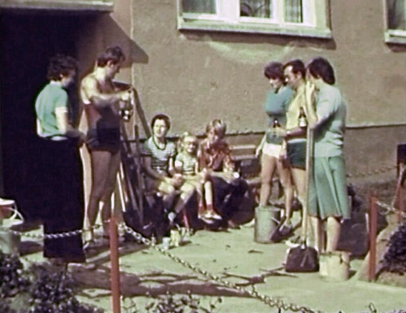 Etwa 100.000 Amateurfilmer drehten in der DDR unzählige Filmminuten auf 8mm, Super 8 oder sogar 16mm. Diese ganz privaten Zeugnisse der DDR-Kulturgeschichte erzählen – mal linientreu, mal harmlos, mal versteckt erotisch, mal subversiv vom Leben in der DDR. – Bild: MDR/​Fernsehkombinat