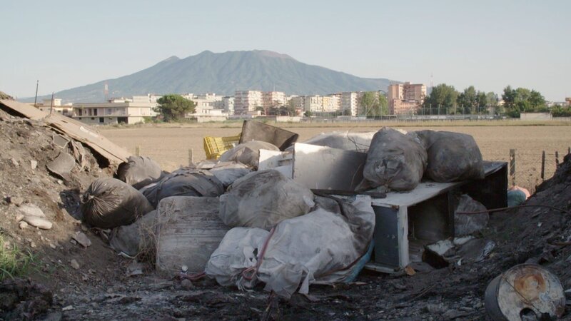 Die Mafia kontrolliert das Müll-Geschäft in Italien. Am Fuße des Vesuvs finden sich zahllose illegale Deponien. – Bild: ZDF und Vice Media