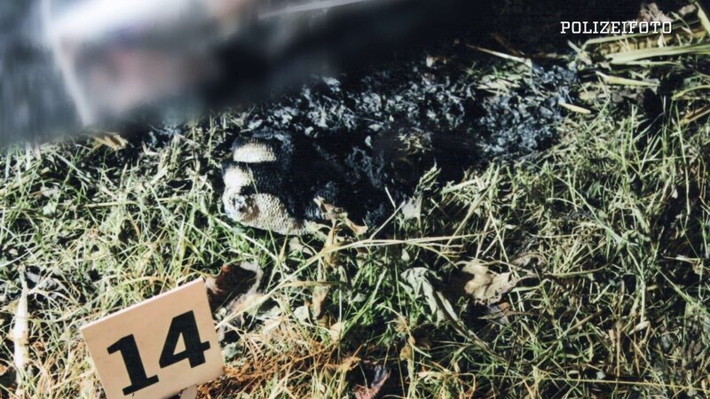 Ein beinah vollständig verbrannter Handschuh führt die hessischen Ermittler auf die Spur des Täters. – Bild: ZDF und Polizeifoto